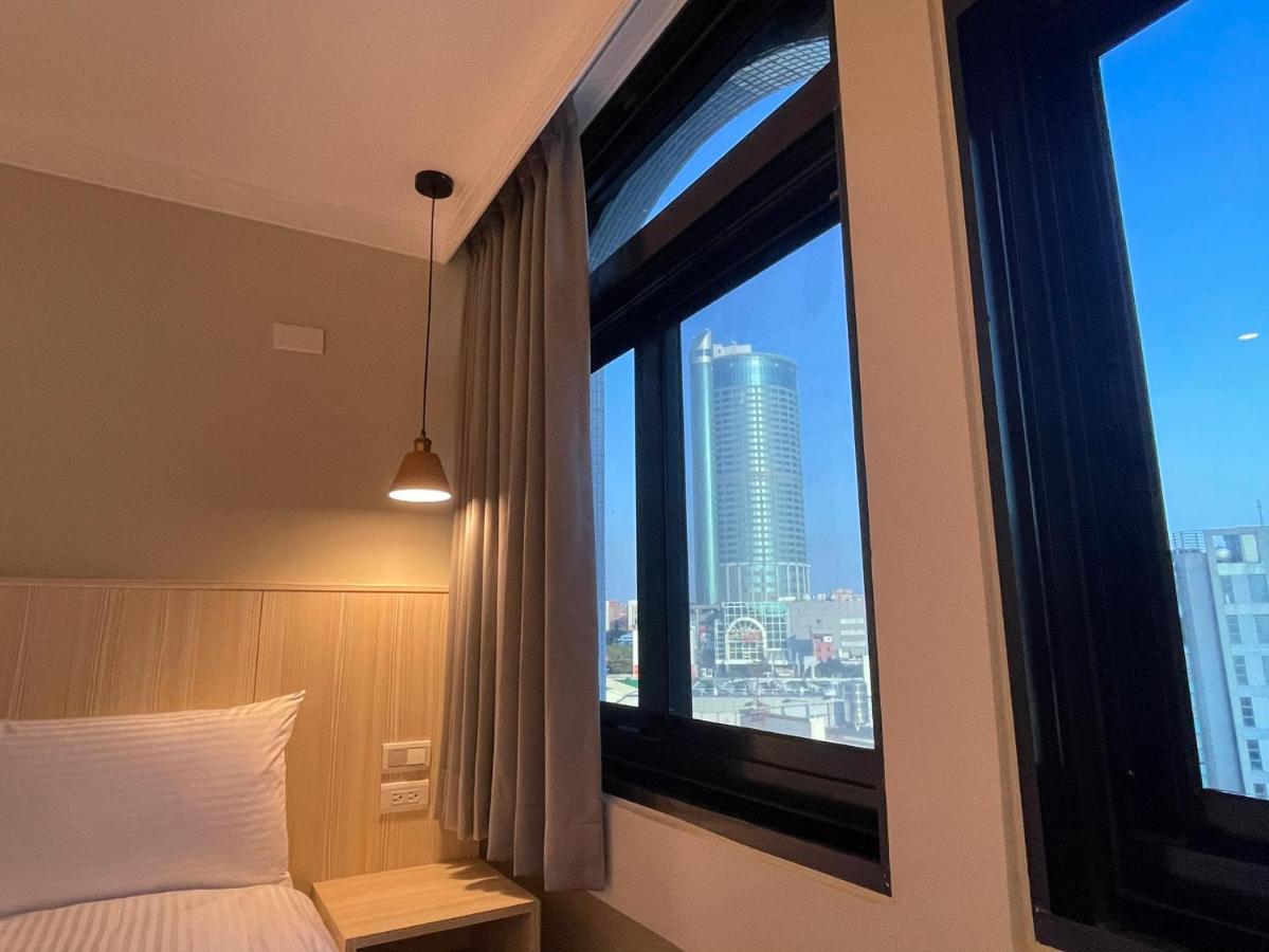 Yoshi Hotel - Tainan Station Branch Екстериор снимка