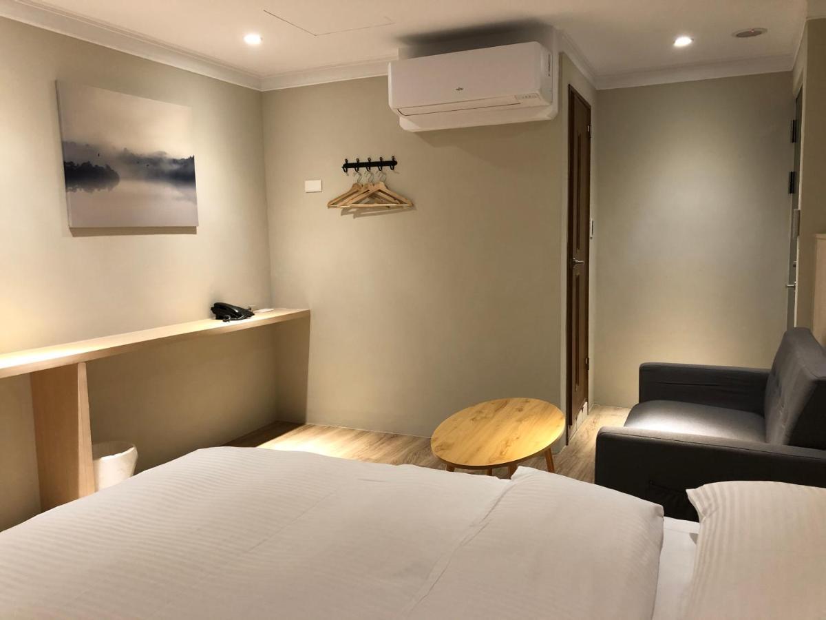 Yoshi Hotel - Tainan Station Branch Екстериор снимка
