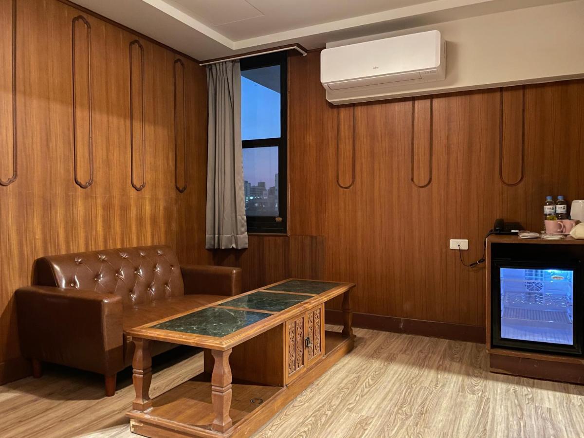 Yoshi Hotel - Tainan Station Branch Екстериор снимка