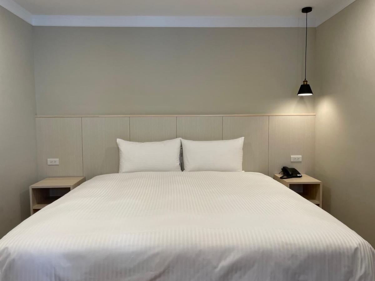 Yoshi Hotel - Tainan Station Branch Екстериор снимка