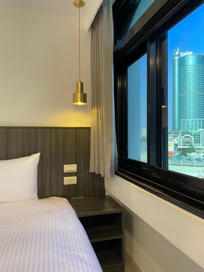 Yoshi Hotel - Tainan Station Branch Екстериор снимка