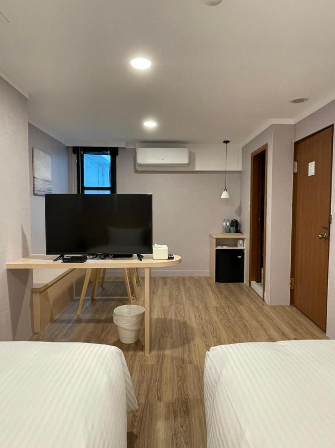 Yoshi Hotel - Tainan Station Branch Екстериор снимка