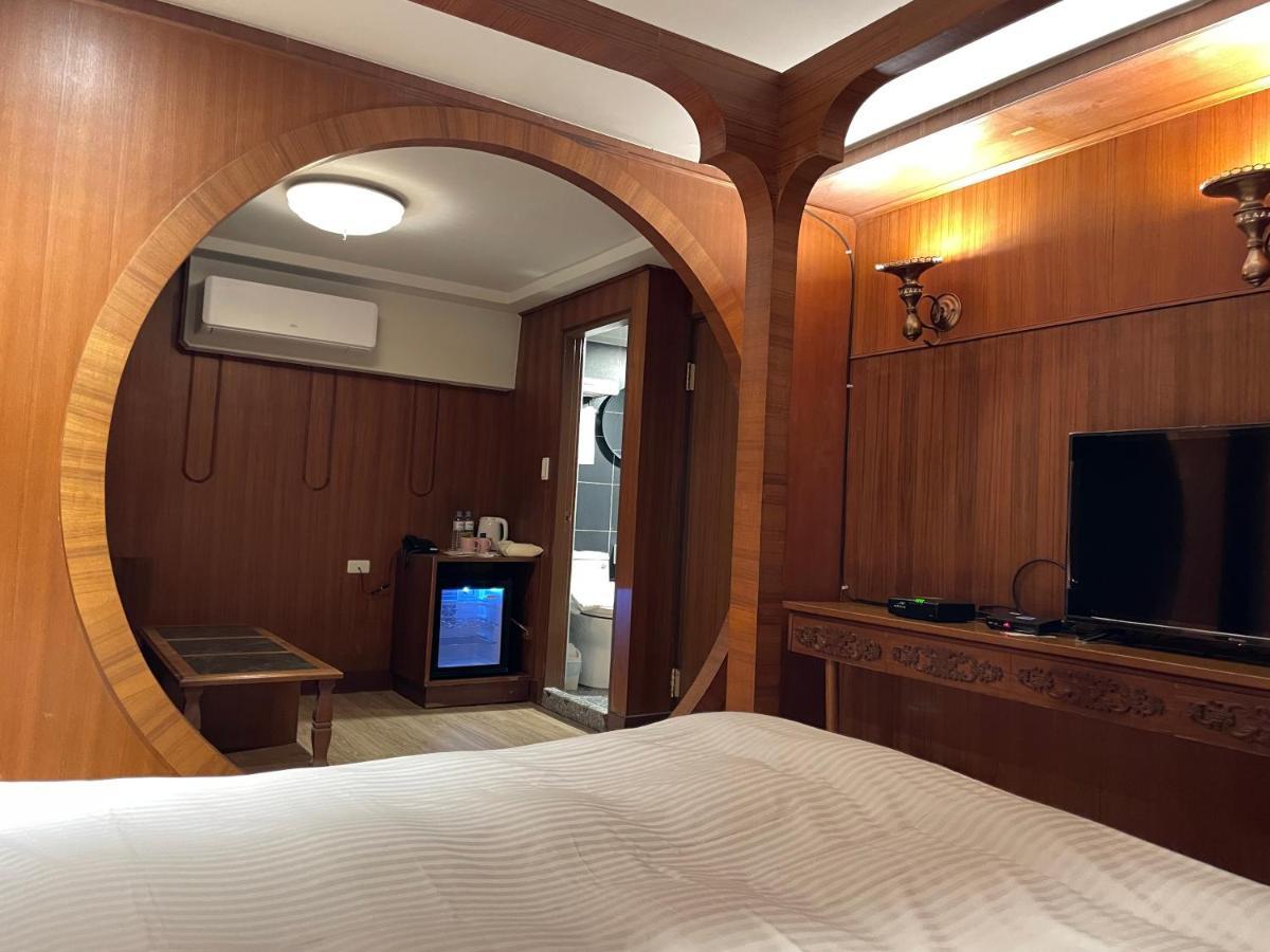 Yoshi Hotel - Tainan Station Branch Екстериор снимка