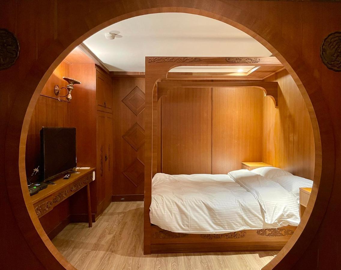Yoshi Hotel - Tainan Station Branch Екстериор снимка
