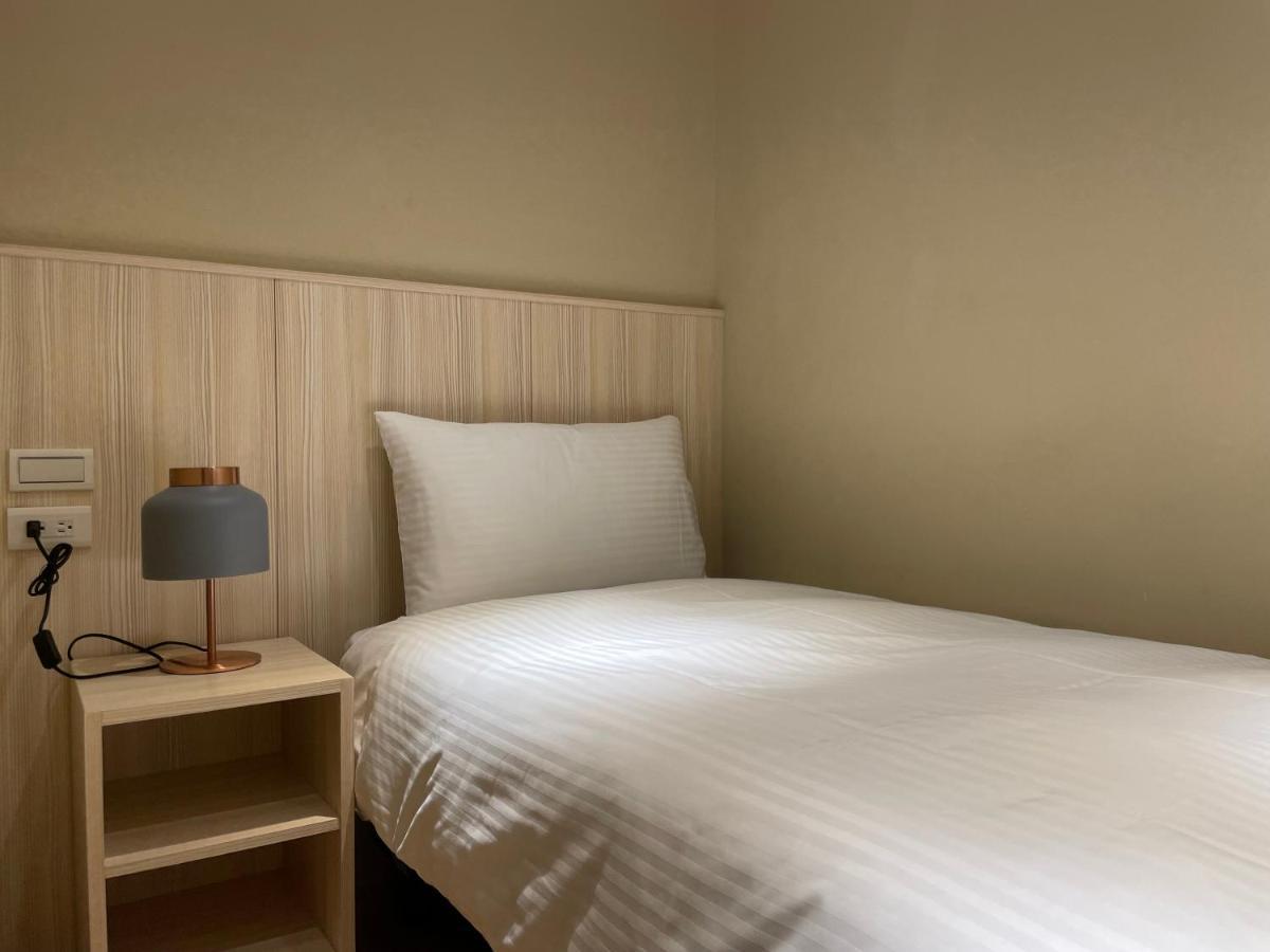 Yoshi Hotel - Tainan Station Branch Екстериор снимка