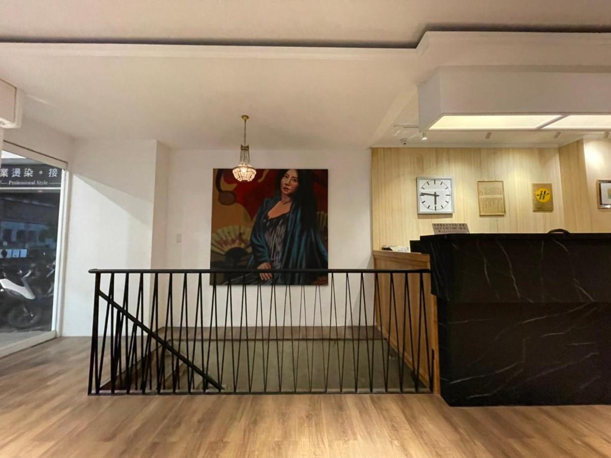 Yoshi Hotel - Tainan Station Branch Екстериор снимка