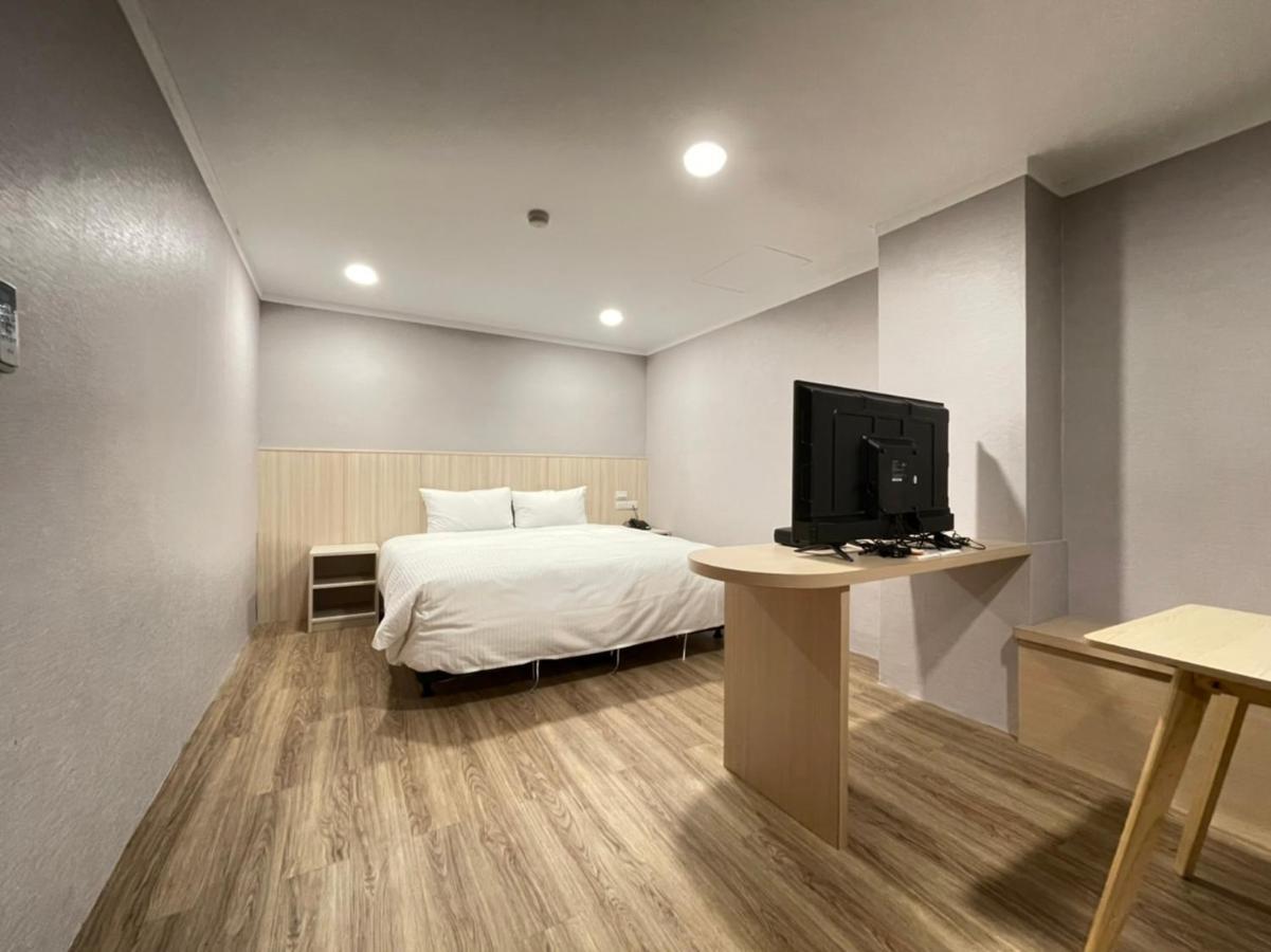 Yoshi Hotel - Tainan Station Branch Екстериор снимка