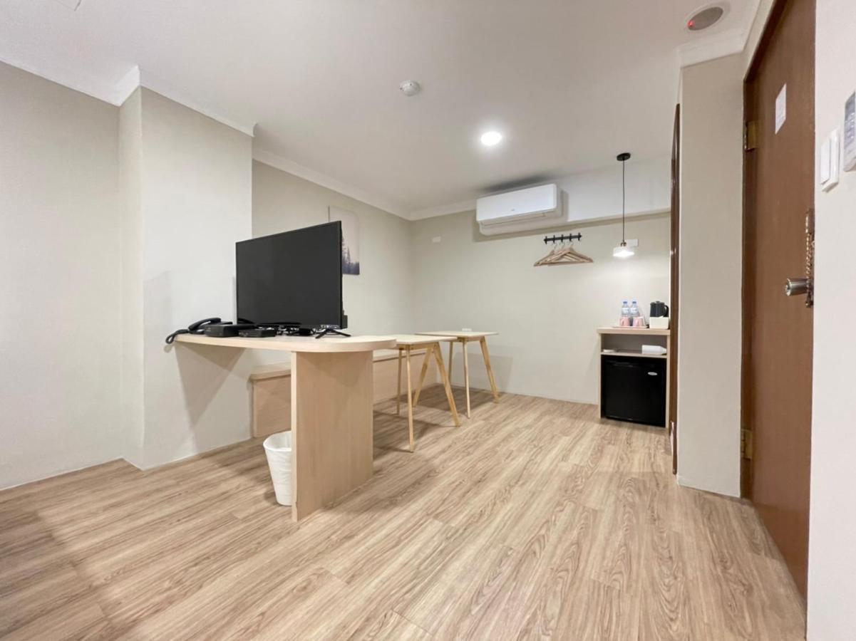 Yoshi Hotel - Tainan Station Branch Екстериор снимка