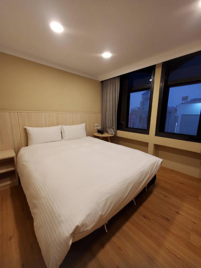 Yoshi Hotel - Tainan Station Branch Екстериор снимка