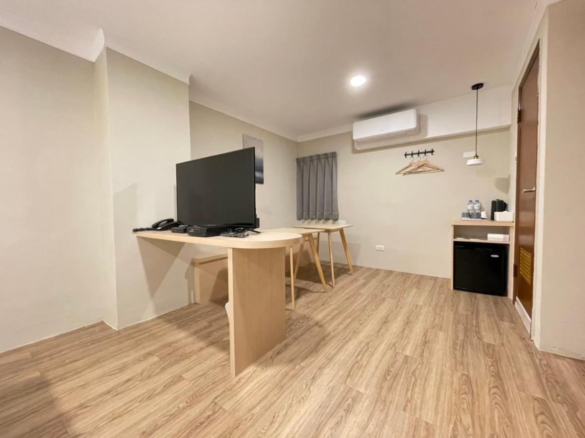 Yoshi Hotel - Tainan Station Branch Екстериор снимка