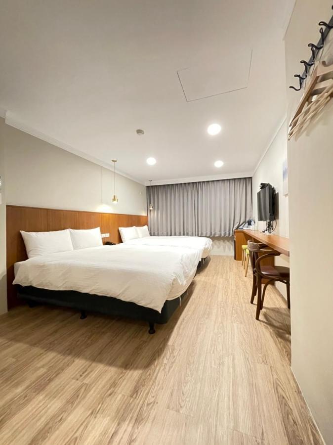 Yoshi Hotel - Tainan Station Branch Екстериор снимка