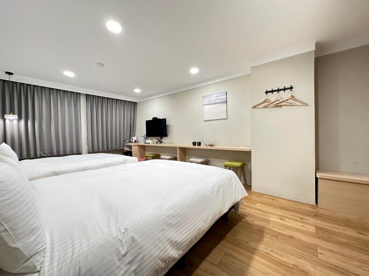 Yoshi Hotel - Tainan Station Branch Екстериор снимка