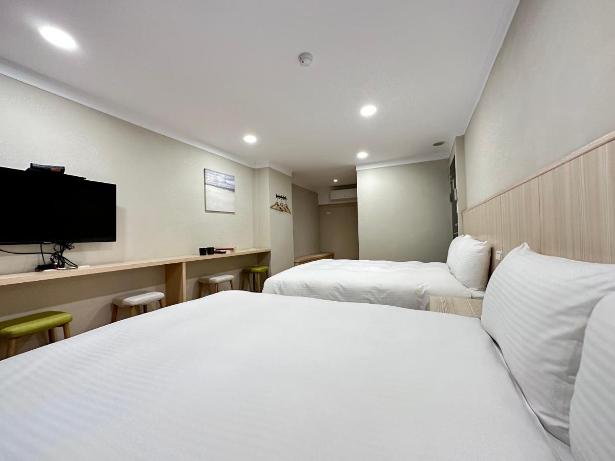 Yoshi Hotel - Tainan Station Branch Екстериор снимка