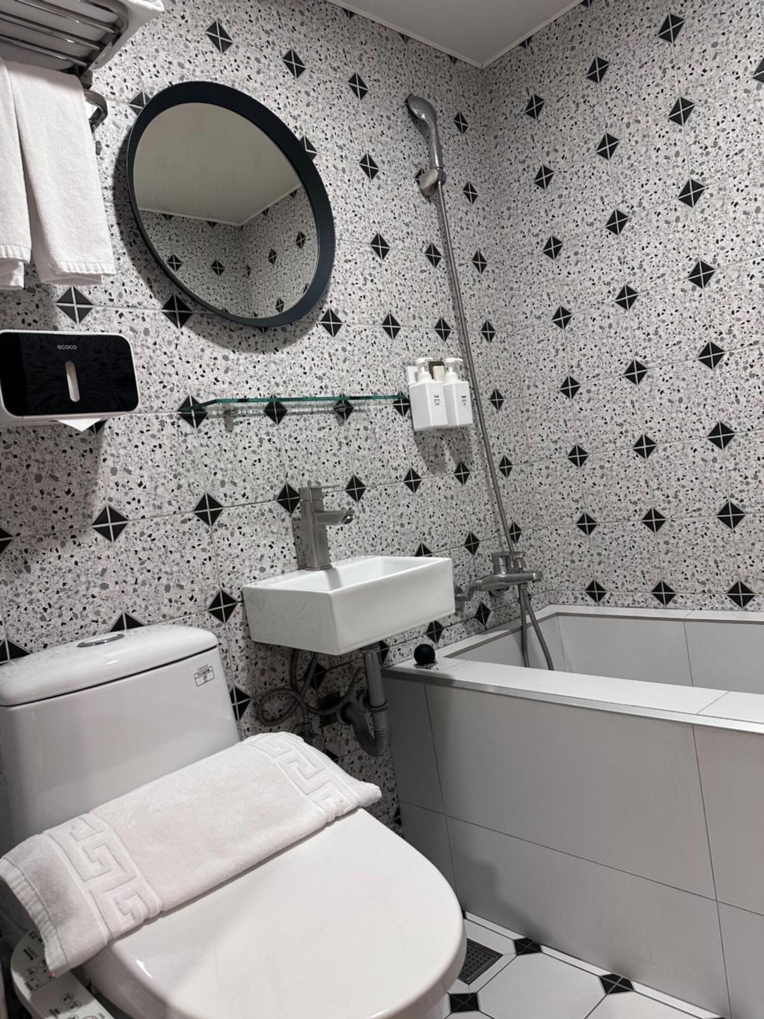Yoshi Hotel - Tainan Station Branch Екстериор снимка